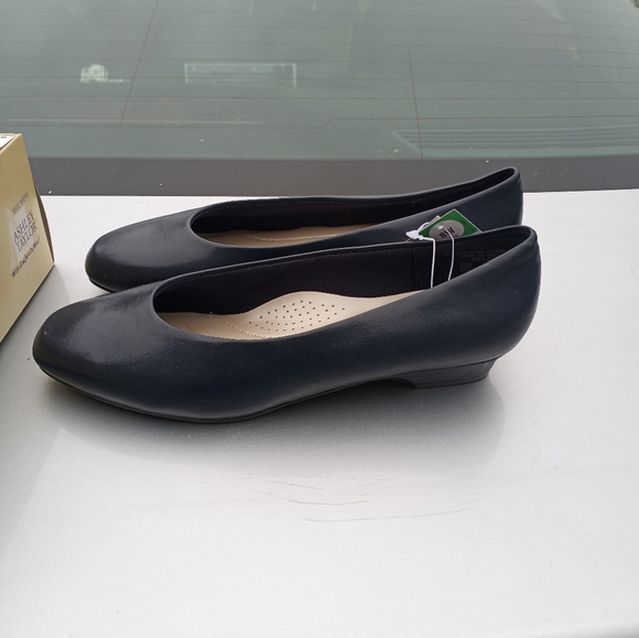 Vintage AshleyTaylor Flats Size 8W - Picture 2 of 5